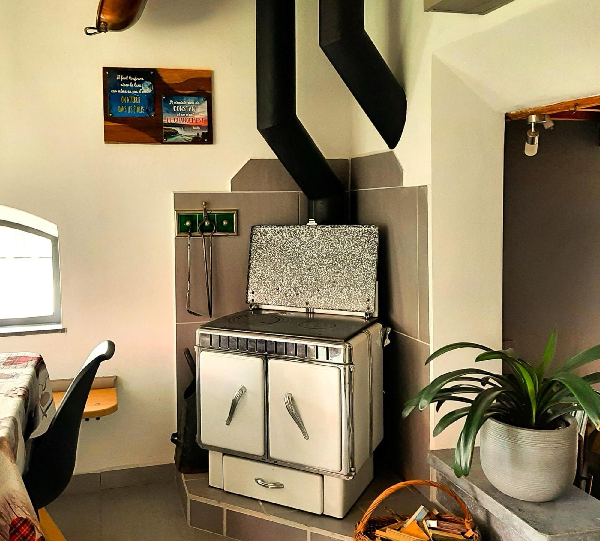 Aux Deux Amis Apartment Ставело Екстериор снимка